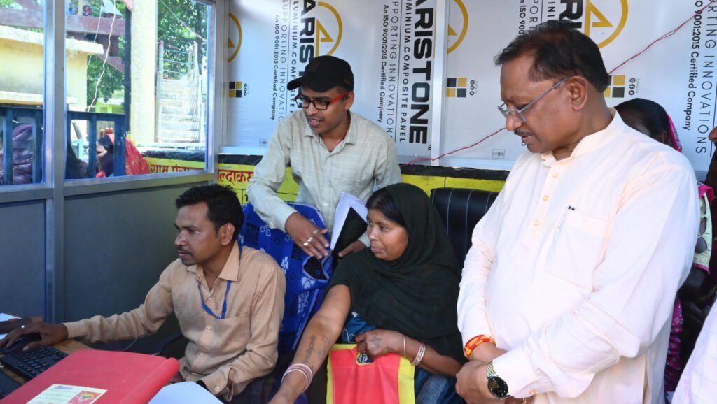 मुख्यमंत्री साय ने अटल डिजिटल सेवा केंद्र का किया अवलोकन: बलदाकछार में पहुँची बैंकिंग और डिजिटल सेवाओं की सुविधा