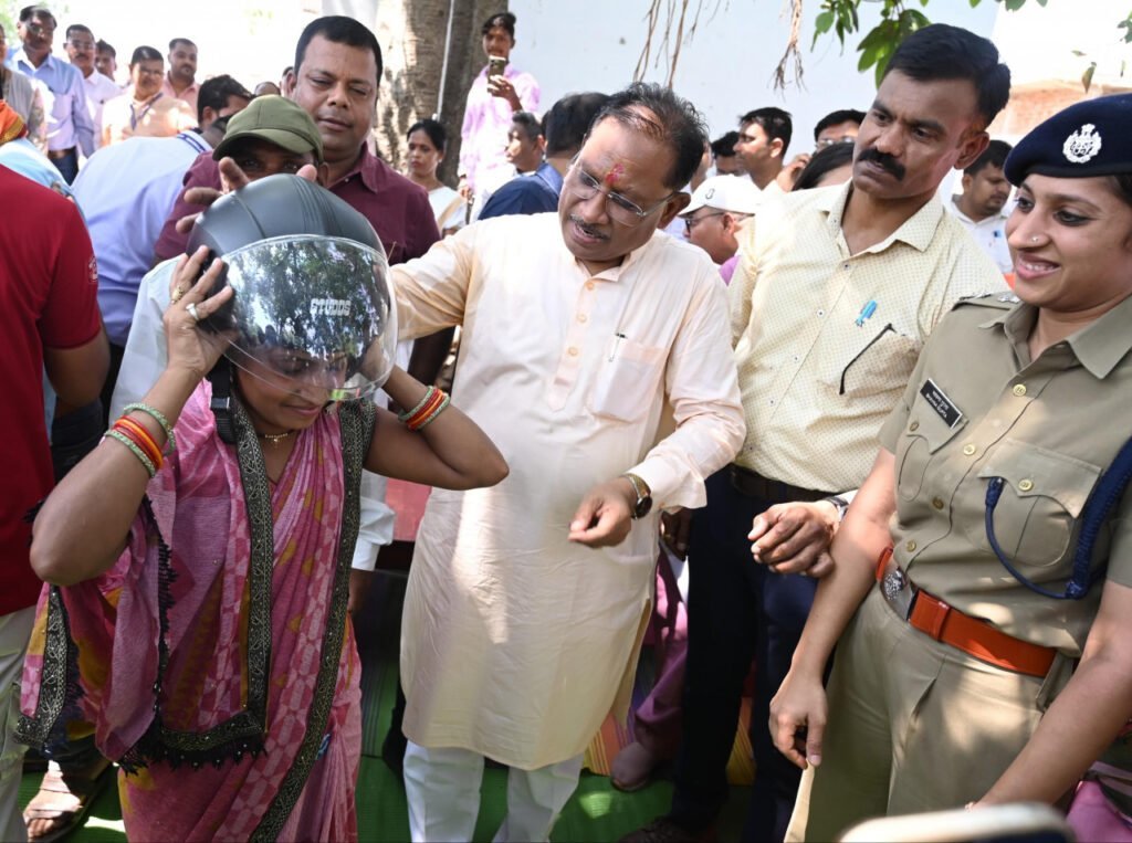 मुख्यमंत्री विष्णु देव साय ने चौपाल में अपने हाथों से दो युवाओं को पहनाया हेलमेट