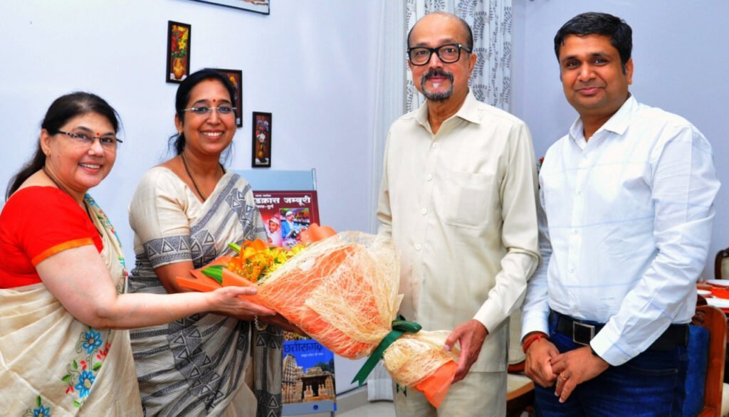 राज्यपाल डेका से ईशा फाऊंडेशन संस्था के स्वयंसेवकों ने सौजन्य भेंट की