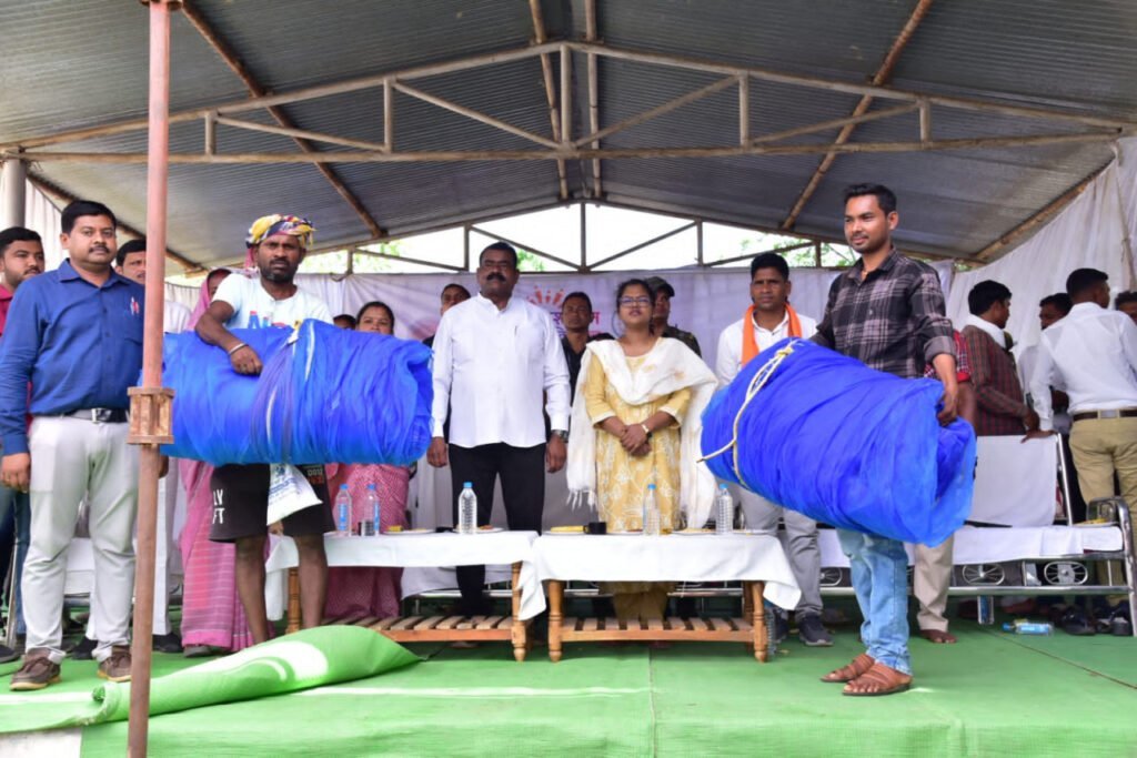 सुशासन तिहार-2025 : समाधान शिविर में मत्स्य कृषकों के आवेदनों का हुआ निराकरण, मिला मछली जाल