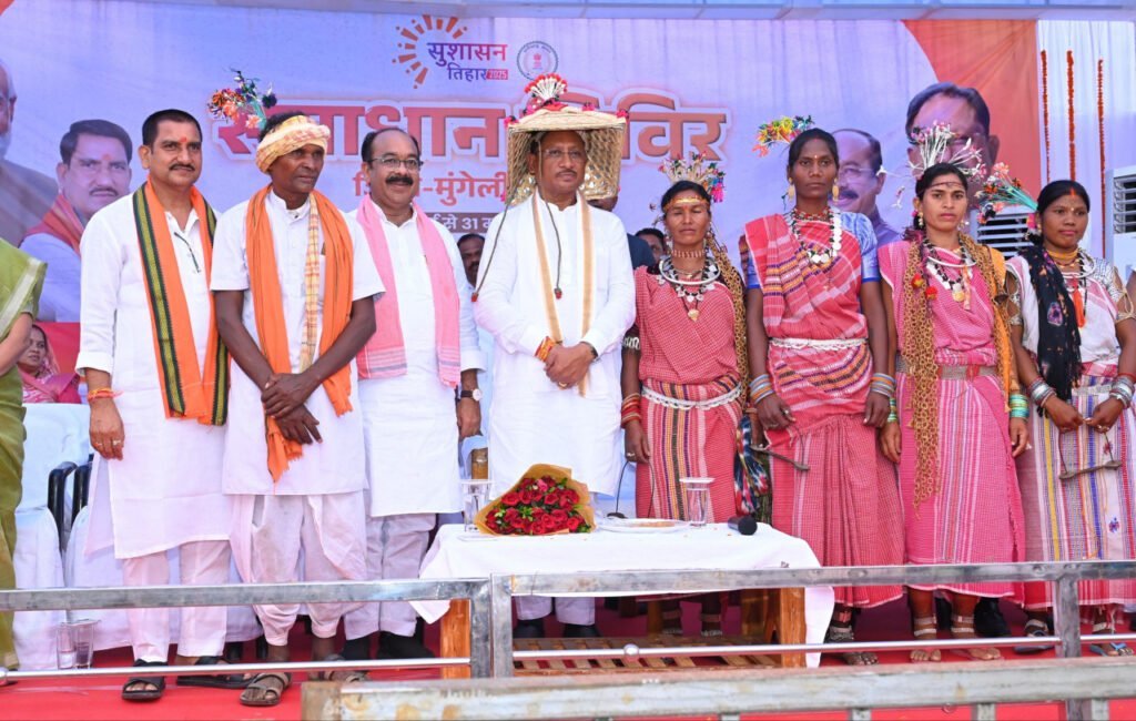 मुंगेली जिले के दुर्गम पहाड़ी क्षेत्र में बसे ग्राम बिजराकछार में पहुँचे मुख्यमंत्री विष्णुदेव साय, सुशासन तिहार के समाधान शिविर में उमड़ा जनसैलाब