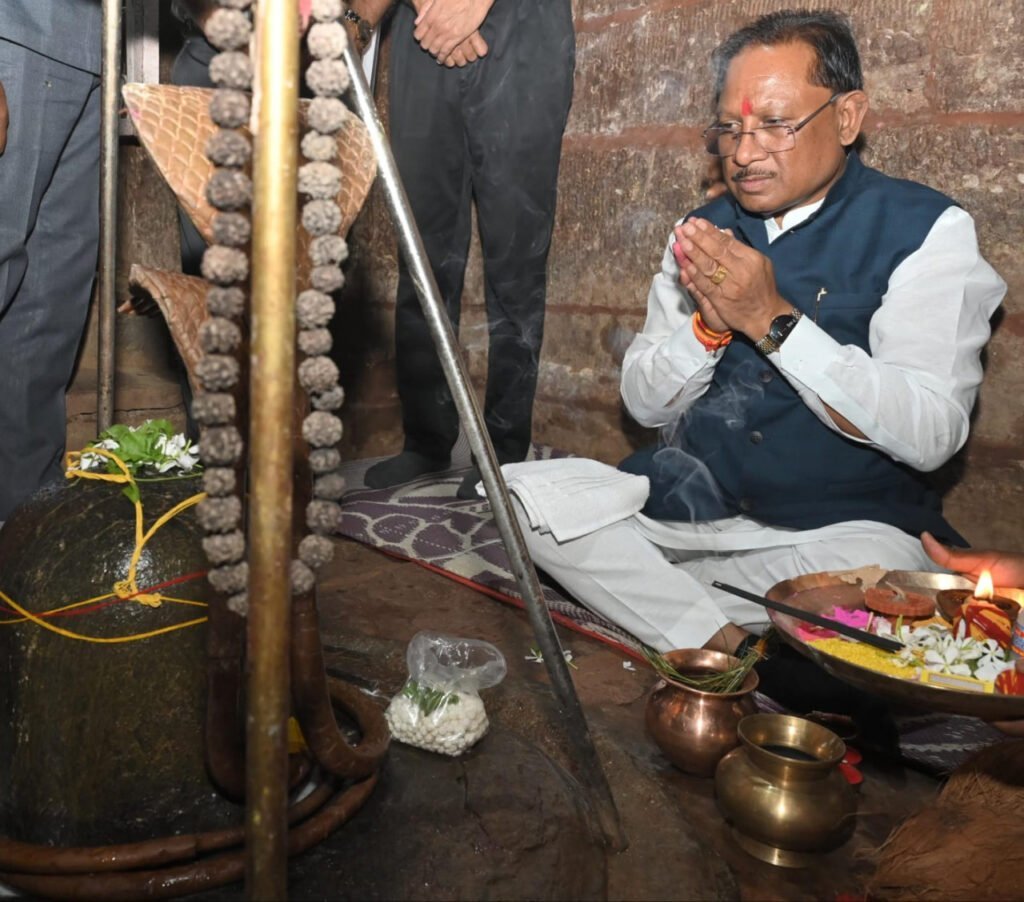 मुख्यमंत्री ने तेरहवीं शताब्दी के प्राचीन शिव व हनुमान मंदिर के किए दर्शन