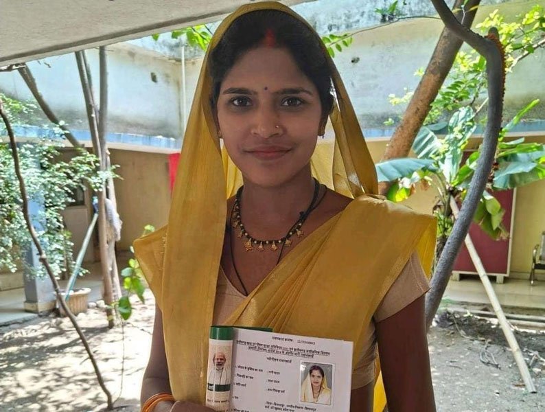 बिलासपुर : सुशासन तिहार में रीना यादव और सीमा बघेल को मिला नया राशनकार्ड