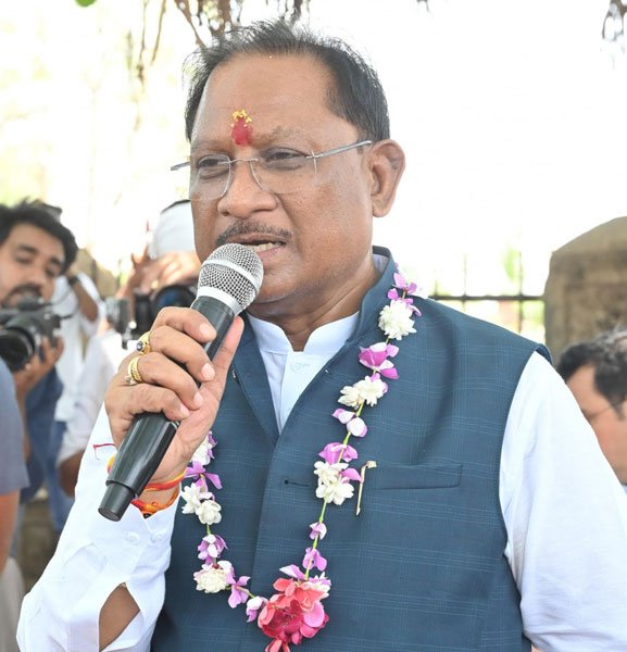 मुख्यमंत्री अचानक पहुंचे बेमेतरा के सहसपुर, लिया ग्रामीणों से सीधा फीडबैक