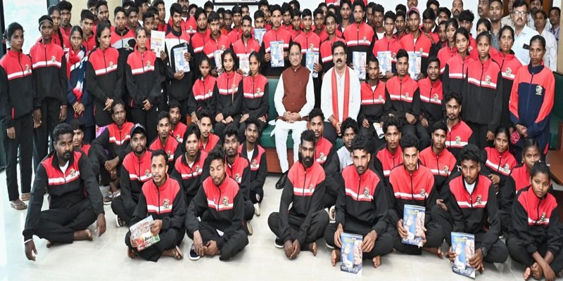 मुख्यमंत्री ने बौद्धिक भ्रमण पर आए सुकमा जिले के युवाओं से की आत्मीय मुलाकात