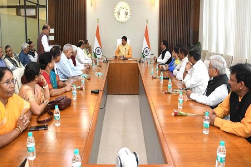 मुख्यमंत्री डॉ. यादव ने केंद्रीय संसदीय समिति के सदस्यों से चर्चा