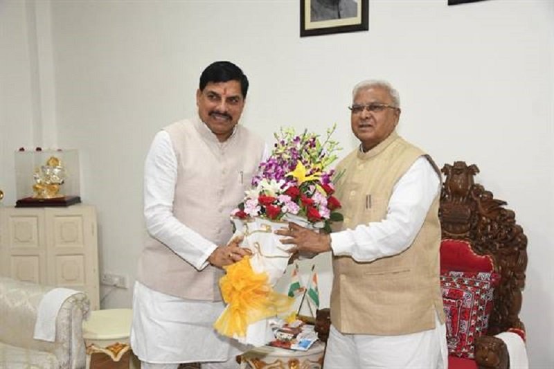 राज्यपाल को मुख्यमंत्री ने भेंट किया प्रदेश का विजन डॉक्यूमेंट