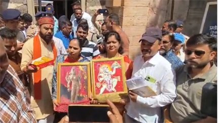 आस्था का जनसैलाब रोक नहीं पाया सुरक्षा बल, लेकिन धार्मिक फोटो अंदर नहीं ले जा सके
