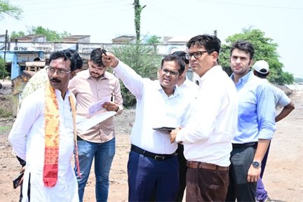 वित्त मंत्री ओ.पी. चौधरी ने रायगढ़ की प्रमुख विकास परियोजनाओं का किया निरीक्षण
