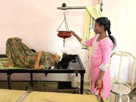 पंचकर्म चिकित्सा की मदद से 5 साल पुराने माइग्रेन से मुक्त हुईं सीमा