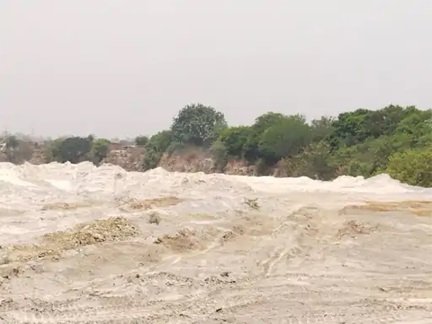 अवैध फ्लाई ऐश फेंकने से इलाके में सांस लेना मुश्किल