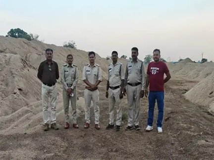 अवैध रेत कारोबार पर प्रशासन का वार, रायपुर में कई ट्रैक्टर-डंपर जब्त