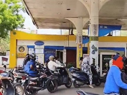 ईंधन महंगा तो रोजमर्रा का खर्च बढ़ना तय, रायपुर में पेट्रोल ₹104.32 लीटर