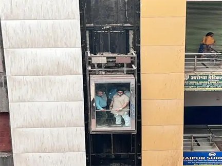 बीजेपी प्रवक्ता अमित चिमनानी लिफ्ट में फंसे, देर तक चला रेस्क्यू ऑपरेशन
