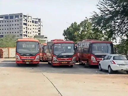 परिवहन नियमों की अनदेखी, बस में जरूरी सुविधाओं का अभाव
