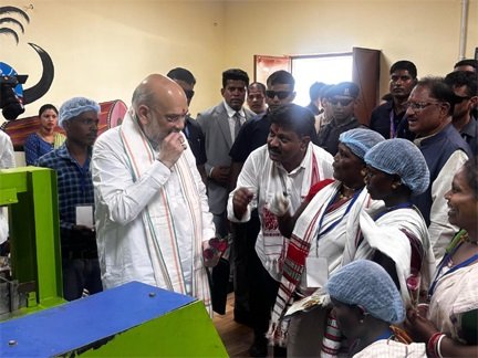 केंद्रीय गृहमंत्री अमित शाह ने चखा बस्तर की इमली का स्वाद बोले यहां की इमली का स्वाद खट्टा नहीं बल्कि मीठा