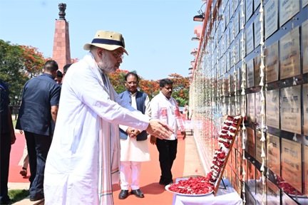 केंद्रीय गृहमंत्री अमित शाह ने अमर वाटिका में शहीदों को दी श्रद्धांजलि, परिजनों से की आत्मीय मुलाकात