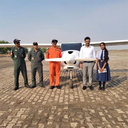 ’फाइटर प्लेन और कॉकपिट का लिया रोमांचक अनुभव, एयरक्राफ्ट की कार्यप्रणाली समझकर बढ़ाया ज्ञान’