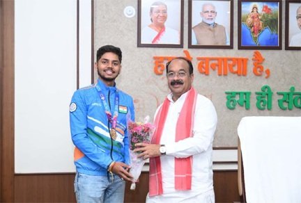 उप मुख्यमंत्री अरुण साव से छत्तीसगढ़ के अंतरराष्ट्रीय शूटर दिव्यांशु ने की मुलाकात