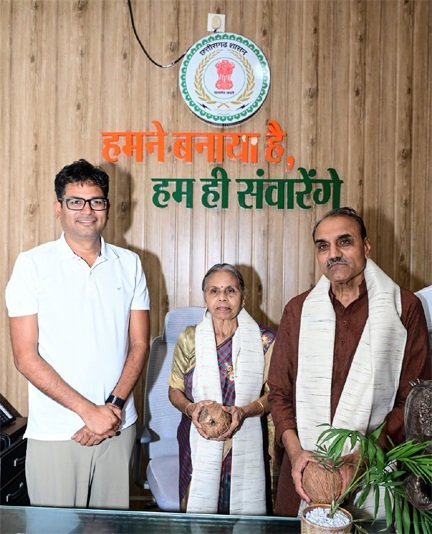 बस्तर में चिकित्सा की अलख जगाने वाले पद्मश्री डॉ. गोडबोले दंपति का वित्त मंत्री ओपी चौधरी ने किया आत्मीय अभिनंदन