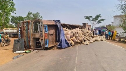 चावल से लदा ट्रक पलटा, हाईवे पर यातायात घंटों प्रभावित