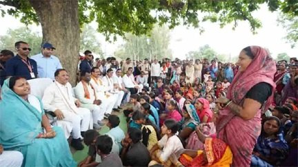 ’तेंदूपत्ता संग्राहकों के बीच पहुंचे मुख्यमंत्री, महुआ पेड़ के नीचे लगाई चौपाल’
