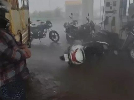 “लोगों की आंखों के सामने स्कूटी उड़ गई, बिजली ने लगाई दहशत!”