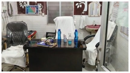 बदइंतजामी से जूझता स्वास्थ्य केंद्र, इलाज के इंतजार में मरीज बेहाल