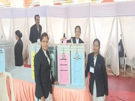 बार एसोसिएशन चुनाव में रायपुर वकीलों ने शुरू किया वोटिंग