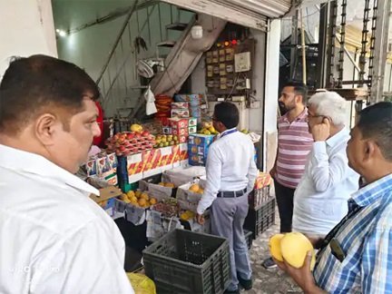 लालपुर मंडी में सड़े फलों का अंबार, लोगों की सेहत से खिलवाड़