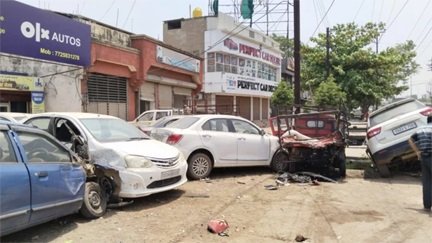 शराबी युवकों का दहशत: स्कार्पियो से 10 गाड़ियां हुईं क्षतिग्रस्त