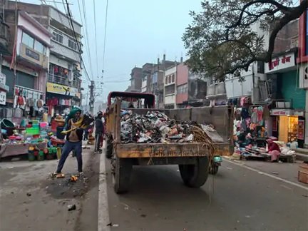 हड़ताल से बढ़ी नगर निगम की मुश्किलें, शहर में सफाई संकट गहराया
