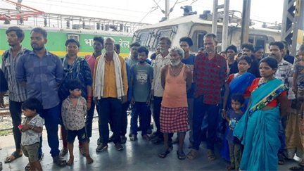 मुक्त कराए गए श्रमिकों की सकुशल वापसी