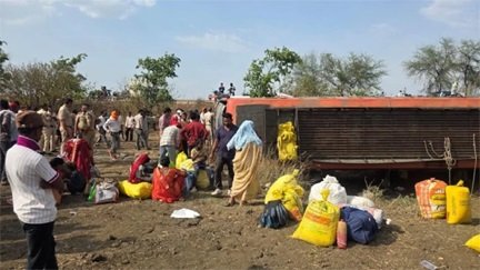 60 यात्रियों से भरी बस हादसे का शिकार