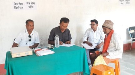 दूरस्थ गांव में पहुंचीं विशेषज्ञ स्वास्थ्य सेवाएं, 73 ग्रामीणों को मिला लाभ