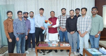 मुख्यमंत्री विष्णुदेव साय ने यूपीएससी प्रारंभिक परीक्षा में सफल ट्राइबल यूथ हॉस्टल के विद्यार्थियों से की मुलाकात