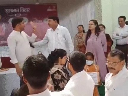 मंच पर तकरार, अध्यक्ष को उतारने की कोशिश; समर्थकों ने लगाए नारे