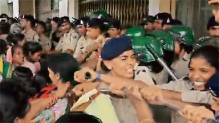 पाटेश्वर धाम विवाद: सैकड़ों आदिवासियों का प्रदर्शन, पुलिस से धक्का-मुक्की