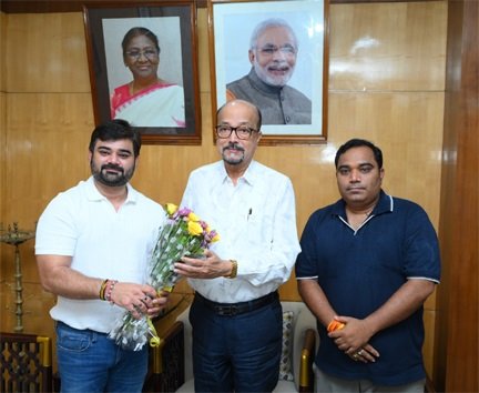 राज्यपाल डेका से छत्तीसगढ़ कायाकिंग-कैनोइंग एसोसिएशन के पदाधिकारियों ने भेंट की