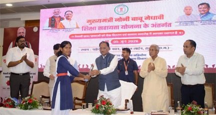मुख्यमंत्री के हाथों मेधावी छात्रा को मिली 2 लाख रुपये की सहायता