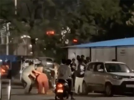 “रायपुर स्टेशन पर महिला से सरेआम मारपीट, भीड़ बनी मूकदर्शक”