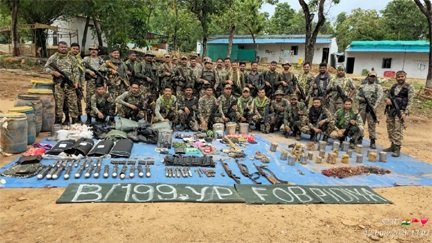 “बीजापुर में CRPF को बड़ी सफलता, पीडिया-हल्ला जंगलों से 8 माओवादी डंप बरामद”