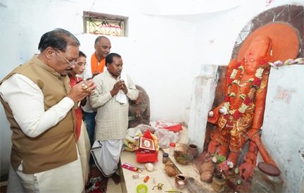 मुख्यमंत्री विष्णुदेव साय ने ऐतिहासिक चतुर्भुज विष्णु मंदिर में की पूजा-अर्चना, प्रदेश की सुख-समृद्धि की कामना