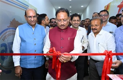 मुख्यमंत्री विष्णुदेव साय ने किया मुख्यमंत्री हेल्पलाइन एवं शिकायत प्रबंधन प्रणाली का अवलोकन