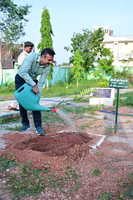 प्रभारी सचिव अंकित आनंद ने ‘एक पेड़ माँ के नाम’ अभियान के तहत किया पौधरोपण
