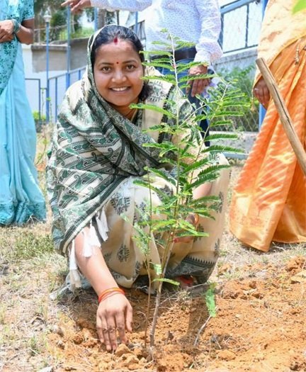 विश्व पर्यावरण दिवस पर मंत्री लक्ष्मी राजवाड़े ने किया पौधरोपण