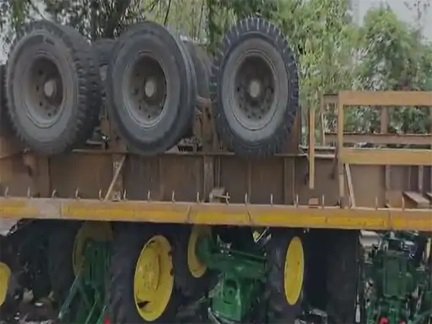 सरोना फ्लाईओवर पर हादसा, 6 ट्रैक्टर लदा ट्रेलर पलटा