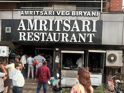 किचन में गंदगी मिली, निगम ने जड़ा ताला