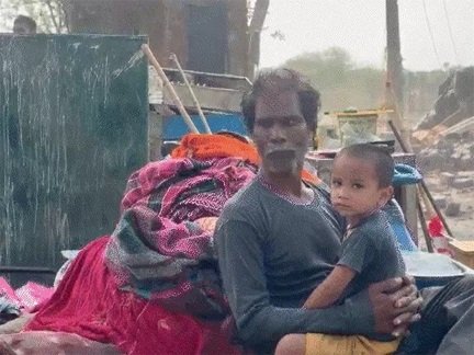 बुलडोजर के बाद बेघर हुए लोग, खुले आसमान में बिताई रात