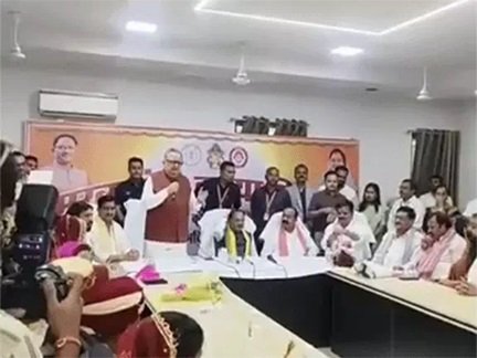 लापरवाही पर विधानसभा अध्यक्ष ने अधिकारियों को चेताया